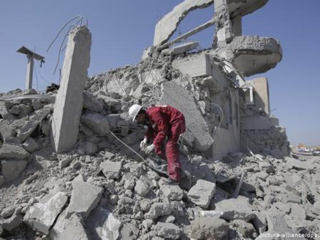 Bombardeio saudita a prisão no Iêmen deixa 100 mortos