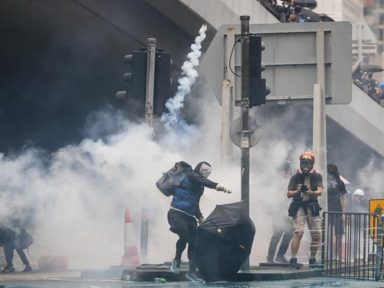 Hong Kong: mascarados  incendeiam prédios públicos e pedem invasão britânica