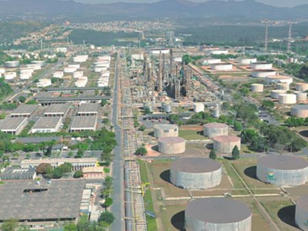 Governo abre processo para entrega de refinarias