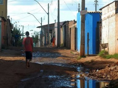 Rendimento dos pobres cai e desigualdade é recorde