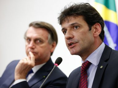 Planilha e assessor relacionam Bolsonaro ao desvio de dinheiro de laranjal