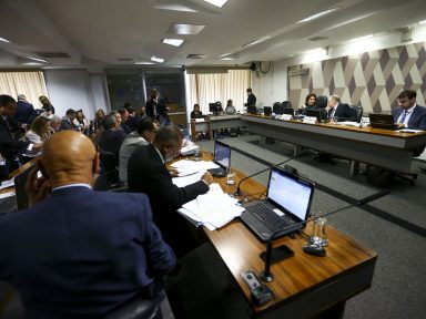 CCJ aprova relatório da reforma da Previdência: “Querem tirar daquele que menos ganha”, diz senador