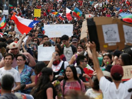 Chile: no 10º dia de manifestações, Piñera suspende ‘estado de emergência’