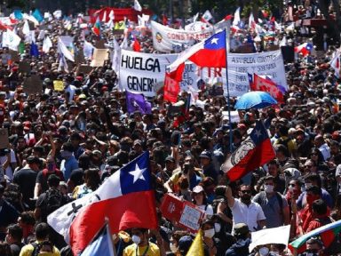 Chilenos ocupam Santiago contra repressão e “remendos enganosos” de Piñera