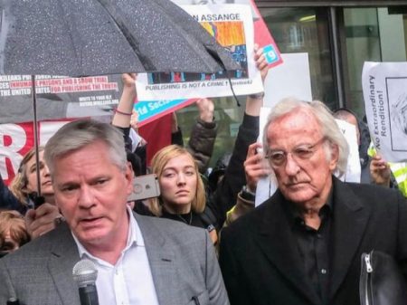 Tribunal inglês rejeita pedido de Assange para adiar audiência de extradição aos EUA