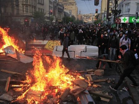 Revolta contra arrocho imposto por Piñera se estende pelo Chile