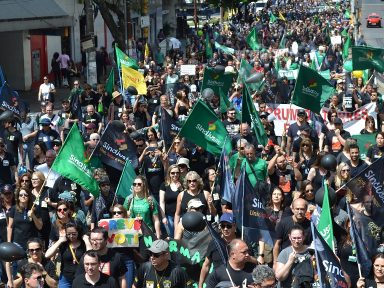 Em greve, servidores do Judiciário do RS protestam por reajuste salarial e carreira