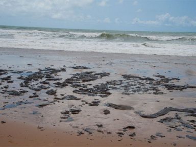 Manchas de óleo surgem em mais nove praias nordestinas