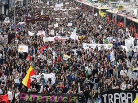 Governo colombiano mantém arrocho orçamentário e estudantes voltam às ruas