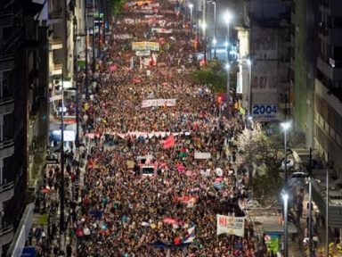 Multidão vai às ruas de Montevidéu contra atentado à Constituição