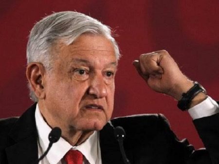 Obrador defende abrir universidades públicas a todo mexicano que queira estudar