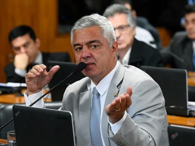 “Queiroz era diretor financeiro de uma holding familiar dos Bolsonaro”, diz Olimpio