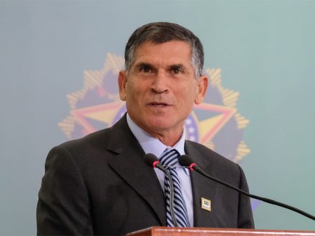 General Santos Cruz condena ação da “milícia digital” bolsonarista