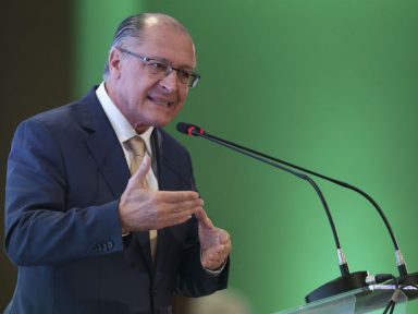 Alckmin condena fala de Eduardo Bolsonaro: “é inadmissível”