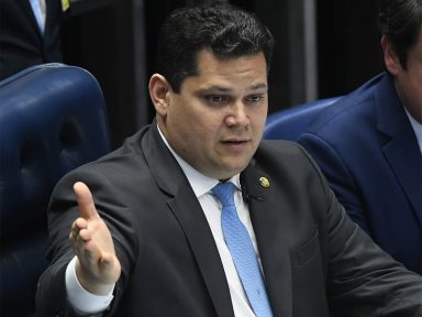 Bolsonaro falta com a palavra e Alcolumbre quer derrubar veto do governo no saneamento