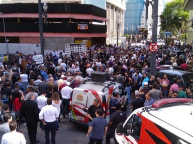 Policiais de SP protestam contra proposta de reajuste de Doria