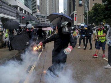 Black blocks pró-EUA matam idoso e tocam fogo em outro,  em Hong Kong