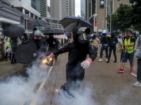 Black blocks pró-EUA matam idoso e tocam fogo em outro,  em Hong Kong