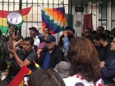 Bolívia: golpistas emitem ordens de captura contra ministros e governador