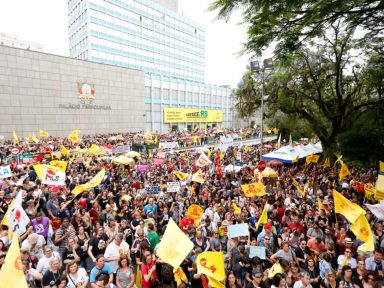 RS: professores protestam contra corte de direitos e enfrentam repressão no Piratini