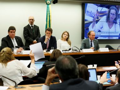 Deputados cobram de Salles explicações sobre o óleo nas praias e ele foge