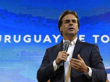 Candidato da oposição uruguaia declara vitória na eleição e governista a reconhece