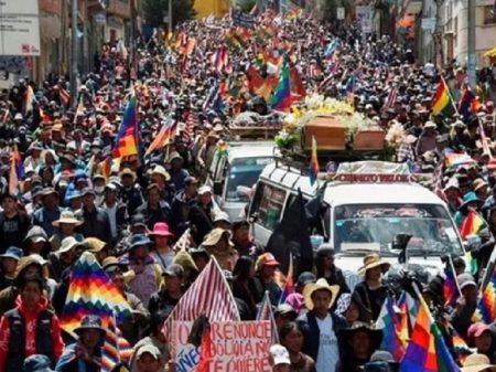 Bolívia: fascistas agridem funeral dos mártires de Senkata