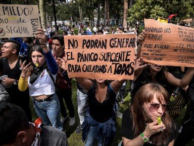 Colombianos desafiam toque de recolher com panelaço diante da casa de Duque