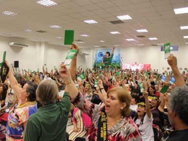 Professores estaduais do Paraná aprovam greve a partir do dia 2