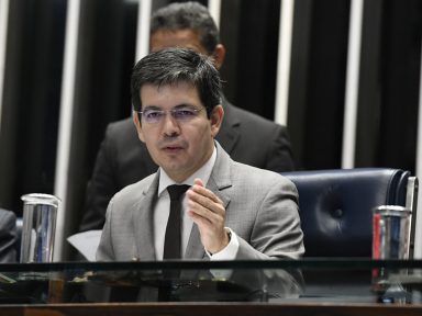 “Guedes foi adestrado nos instintos pinochetistas”, afirma Randolfe