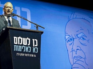 Gantz reúne multidão em Tel Aviv em ato pela paz e em homenagem a Rabin