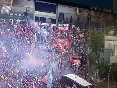 Flamenguistas homenageiam Stuart no embarque do time para a final da Libertadores