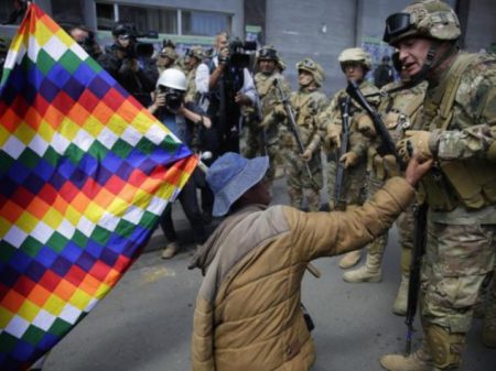 Setores militares juntam-se a protestos contra o golpe na Bolívia