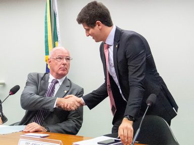 CPI aprova audiências para apurar crime do óleo no litoral brasileiro