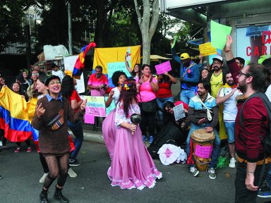 “Fora Duque! Sim à paz e à vida!”, entoam colombianos em São Paulo