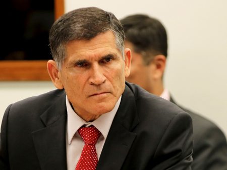 General Santos Cruz repele o “extremismo irracional” do governo Bolsonaro