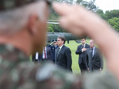 Bolsonaro ataca a Folha e ameaça se intrometer nos assuntos de países vizinhos