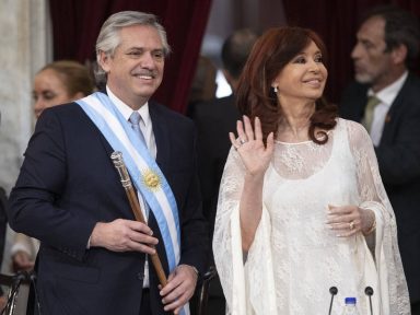 Posse de Fernández e Cristina é celebrada por multidão de argentinos