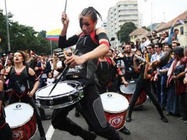 Colombianos marcham ao som de música popular para deter arrocho de Duque