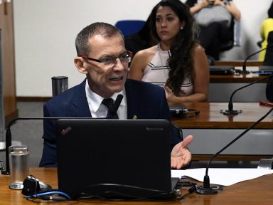 Governo desmonta a área ambiental, denuncia senador