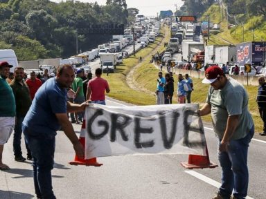 Governo não cumpre promessa e caminhoneiros convocam greve a partir do dia 16