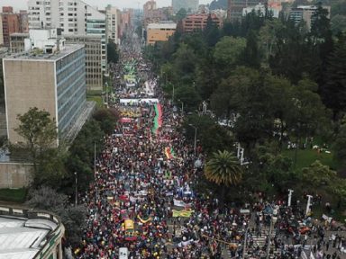 Colombianos fazem greve geral contra redução nos salários