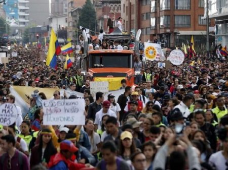 Trabalhadores enfrentam arrocho de Duque nas ruas de Bogotá