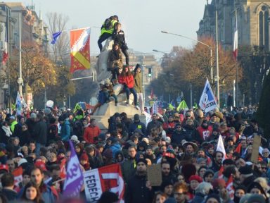 Greve geral contra ataque de Macron à Previdência se estende por dois dias