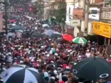 Guarda-chuvas no Pancadão não são para “fazer vento”