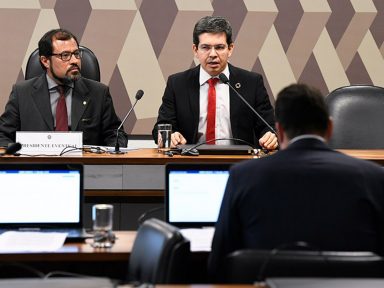 Parecer de Randolfe concede 13º anual para beneficiários do Bolsa Família e do BPC