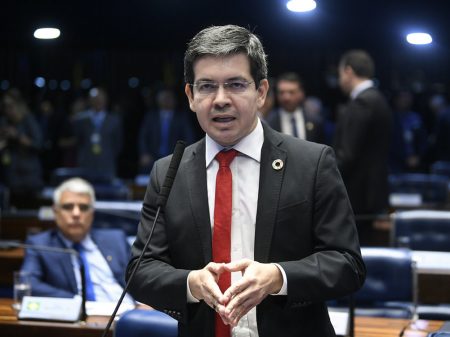 Randolfe: “Flávio Bolsonaro tem que explicar a ligação com milícias, desvio e lavagem de dinheiro”