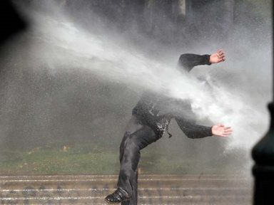 Polícia chilena usou soda cáustica na água para ferir e cegar manifestantes