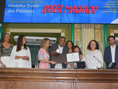 Técnico Roger Machado recebe medalha Zumbi dos Palmares em Salvador