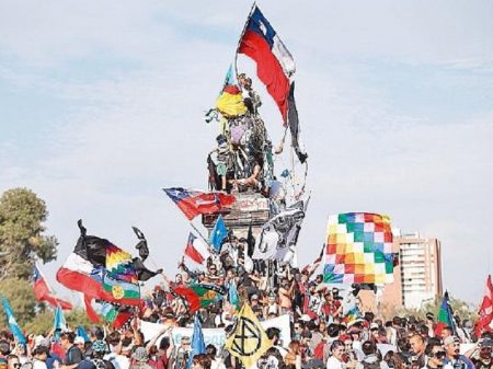 Multidão ocupa Santiago aos 50 dias de protesto contra desgoverno Piñera